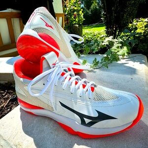 Women’s Like new Mizuno Wave Impulse pickleball or tennis court shoes. Size 9